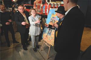 U příležitosti nedožitých pětasedmdesátin Karla Lopraise vydala pošta známku, kterou pokřtili ve zdejším muzeu.