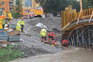 Ničivé povodně se nevyhnuly ani Kopřivnici. Obavy byly například o rozestavěný most na Erbenově ulici.