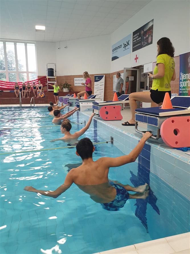 Plavecká soutěž měst se soutěží o nej kostým 10