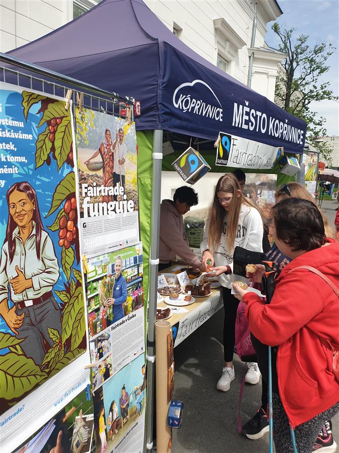 Fairtradový stan na květnovém farmářském trhu 16