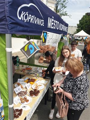 Fairtradový stan na květnovém farmářském trhu 12