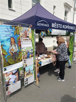 Fairtradový stan na květnovém farmářském trhu 11