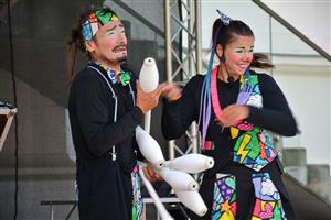 V neděli návštěvníky pouťového jarmarku bavilo mexicko-české klaunské duo Choker a Cheka. FOTO: DAVID MACHÁČEK