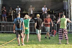 Kapely, které v rámci pouti koncertovaly za slunečního svitu, se musely spokojit s menším publikem. Více lidí přicházelo až večer.