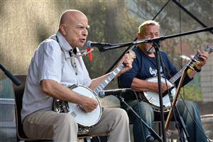Banjo Bandu Ivana Mládka připadla úloha zahájit program hudebního Bartolomějského večera. Legendární kapela přesto na koncertní louku přilákala spousty posluchačů.