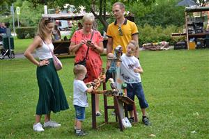 V rámci starodávného jarmarku si nejen děti mohly užít podivuhodné hry Jiřího Šebesty.