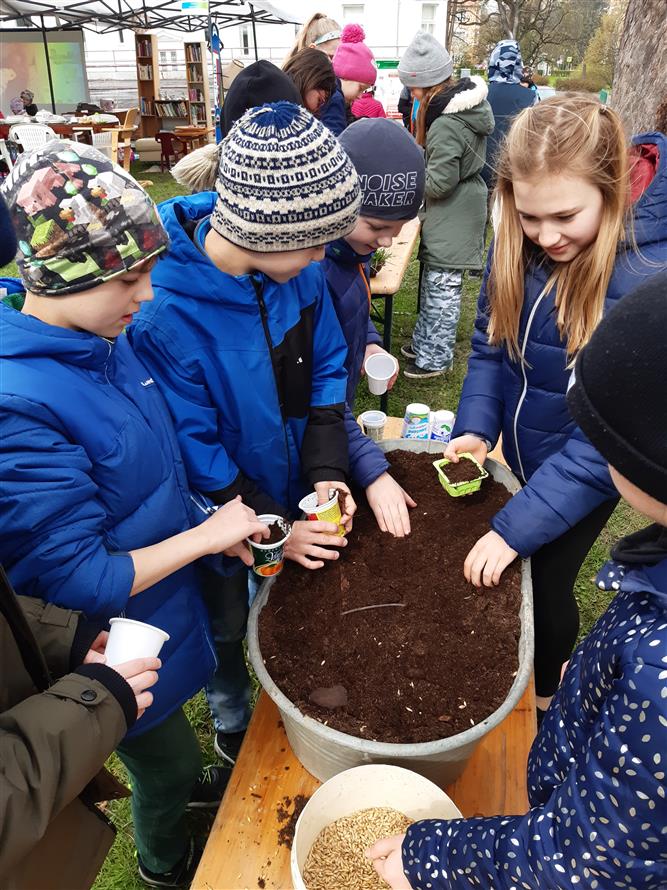 Den Země v Sadu E. Beneše