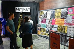 Po letech se návštěvníci festivalu mohli alespoň symbolicky vrátit do Nory, k dispozici byl prostor někdejší terasy Nora Café i archivní plakáty z akcí pořádaných klubem.  FOTO: DAVID MACHÁČEK