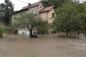 Svou sílu v sobotu ukázala nejen Lubina, ale i její pravostranný přítok Lubinka, která zaplavila některé níže položené části v Mniší a škodila i v suterénech domů. FOTO: DAVID MACHÁČEK