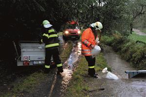 Už ve čtvrtek a pátek dobrovolní hasiči plnili pytle pískem. Celkem bylo rozvezeno zhruba 1 600 pytlů s víc jak 12 tunami písku. Hradby z nich pomáhaly tlumit škody způsobené vodou.
