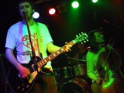 Zbyněk Machetanz (kytara, zpěv) a Adam Kovář při pátečním koncertu kapely LU v Noře. Skupina byla součástí koncertní šňůry Freemusic Tour.<br/>
FOTO: DAVID MACHÁČEK