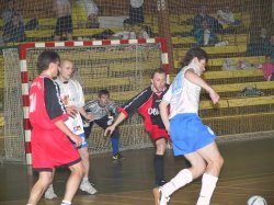 Agro vyřadilo ve čtvrtfinále Ámos Cupu Olivet Štramberk. Ohrozit brankáře Olivetu se snaží Michal Buček, v obranné pozici je Pavel Petráš.<br/>
FOTO: LUBOSLAV KAPSA