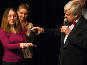 Na křtu debutové desky S-Kvartetu nechybělo ani tradiční šampaňské. Cédéčku šel za kmotra Karel Loprais.<br/>
FOTO: DAVID MACHÁČEK