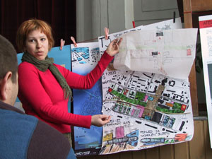 Studentka architektury Katka Hanačíková prezentuje svůj návrh architektonického řešení centra Kopřivnice před svými spolužáky a profesory. <br/>
FOTO: DANA HOĎÁKOVÁ