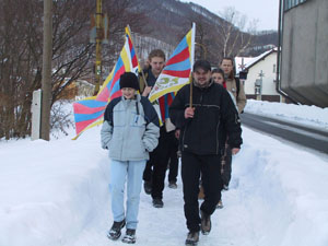 Skupinka lidí z okolí klubu Nora i letos vyrazila na Zvonkový pochod. Podporu Tibetu vyjádřili také kopřivničtí radní vyvěšením vlajky na budově městského úřadu.<br/>FOTO: DAVID MACHÁČEK