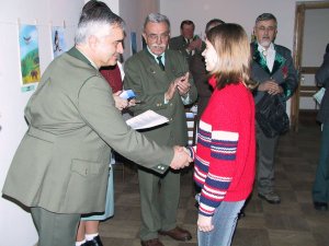 Martina Zátopková, autorka vítězné práce, přebírá od organizátorů ocenění za svůj soutěžní výtvor.<br/>
FOTO: DAVID MACHÁČEK
