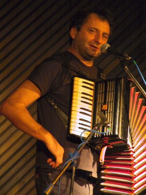 Svérázný písničkář Václav Koubek hrál minulý pátek před vyprodaným hudebním sálem kulturního domu i své nové skladby.<br/>
FOTO: DAVID MACHÁČEK