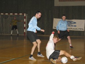 Kopřivnický celek L.G. předvedl soupeřům v 2. třídě své kvality a zaslouženě celou soutěž vyhrál. Martin Kubiš (vlevo) a Roman Kohut sledují jesenického Zdeňka Paličku.<br/>
FOTO: LUBOSLAV KAPSA