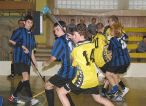 Velké boje byly k vidění v obou kopřivnických sportovních halách při republikovém florbalovém finále AŠSK žáků a žákyň.<br/>FOTO: LUBOSLAV KAPSA