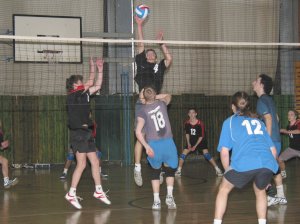 Kopřivnický volejbalový klub uspořádal na Velikonoce mezinárodní turnaj kadetů. Na snímku bojují štramberští chlapci (v tmavém) proti Frýdku-Místku.<br/>FOTO: LUBOSLAV KAPSA
