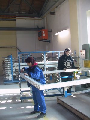 V upravených prostorách se již rozbíhá výroba plastových oken, práci zde našlo patnáct lidí.<br/>
FOTO: DANA HOĎÁKOVÁ