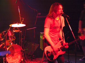 Márdi, zpěvák pardubické kapely Vypsaná fixa, během vystoupení v Noře neustále udržoval velmi živý kontakt s bavícím se publikem.<br/>
FOTO: DAVID MACHÁČEK