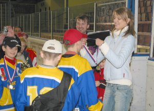 Finalistka letošního ročníku Miss České republiky Zuzana Hanzelková předává medaile vítěznému týmu HC Kopřivnice, jenž se stal vítězem mezinárodního turnaje 6. tříd.<br/> FOTO: LUBOSLAV KAPSA