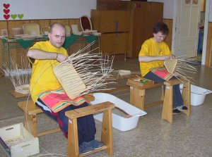 Klienti Ústavu sociální péče Kopretina ve Vlčovicích při práci v košíkářské dílně.<br/>                                                                 FOTO: ILONA HOFFMANNOVÁ