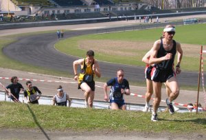 Běžci zdolávají první okruh šestikilometrové tratě na mistrovství Moravy a Slezska v přespolním běhu, které se konalo začátkem dubna v Kopřivnici.<br/>                                  
FOTO: LUBOSLAV KAPSA
