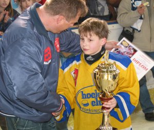 Kapitán HC Kopřivnice a nejproduktivnější hráč mistrovství ČR 4. tříd Adam Raška přebírá od  prezidenta kopřivnického klubu Jaroslava Hrubého pohár za 2. místo.<br/>
FOTO: LUBOSLAV KAPSA