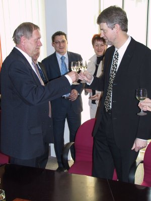 Podpisem smluv stvrdili a následně přípitkem oslavili zástupci města a společnosti Bang&Olufsen vstup dánského výrobce elektroniky do průmyslové zóny.<br/> 
FOTO: DAVID MACHÁČEK