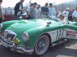 Nejen moderní vozy, ale také padesát let starý závodní speciál se na sobotní Tuning Motor Show těšil velkému zájmu.<br/>
FOTO: DAVID MACHÁČEK