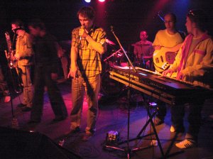 Ostravská kapela Kuličky štěstí hrála minulý pátek takřka před prázdným klubem Nora. Publikum nedokázala přitáhnout zajímavě hrající předkapela Fru Fru.<br/>
FOTO: DAVID MACHÁČEK