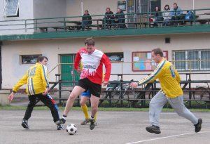 Erik Šustala z Morávie prochází mezi obránci Realu. Jeho tým zvítězil v tomto utkání 3:0 a připsal si do třetiligové tabulky premiérové tři body.<br/>
FOTO: LUBOSLAV KAPSA