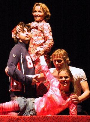 Lukáš Latinák (vlevo) byl podle porotců nejlepším hercem letošního ročníku Kopřivy. Hru Hot Line, ve které vystupoval, ale publikum přijalo nejednoznačně.<br/>
FOTO: DAVID MACHÁČEK