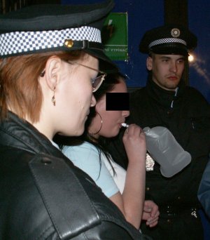 Přestože mnozí mladí o připravovaném policejním zátahu věděli, i tak policisté zadrželi několik nezletilců s alkoholem v krvi.<br/>
FOTO: DANA HOĎÁKOVÁ