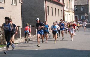 Běžci zdolávají první úseky populárního běžeckého závodu Štramberská desítka. Letošního ročníku se zúčastnilo 56 vytrvalců.<br/> 
FOTO: LUBOSLAV KAPSA