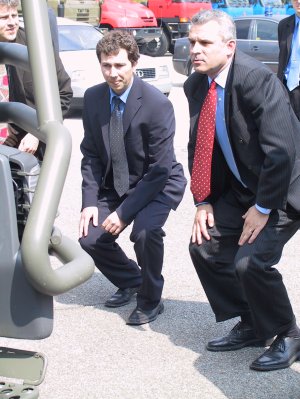 Ministr obrany Kühnl si v doprovodu předsedy představenstva Tatry Igora Vlčka důkladně prohlédl prototyp nového středně těžkého nákladního automobilu pro armádu.<br/>
FOTO: DAVID MACHÁČEK