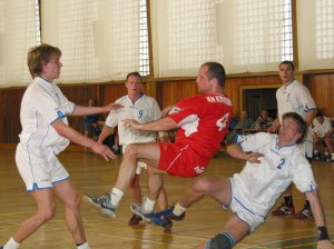 Skvělý výkon odvedl v úvodním utkání play off Mojmír Šustala. I z takovéto krkolomné situace, obklíčen čtyřmi protivníky, dokázal překonat hostujícího brankáře. <br/>
FOTO: LUBOSLAV KAPSA