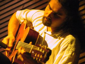 Jiří Blafka, zakladatel táborské kapely Acoustic Impact, hraje na jejich koncertu v Nora Café. Ještě než se dostal ke slovu jihočeský kvartet, příjemně překvapili Double Bubble.<br/>
FOTO: DAVID MACHÁČEK