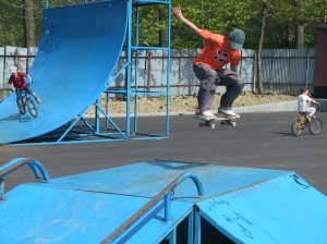 Ve staronovém skateboardovém areálu je už pár dní po jeho otevření skutečně živo.<br/>
FOTO: DAVID MACHÁČEK