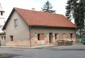 Deset let nevyužívaný dům v samotném centru obce mezi kostelem a požární zbrojnicí se rekonstruuje z dotací Evropské unie na středisko mládeže.<br/>
FOTO: ILONA HOFFMANNOVÁ