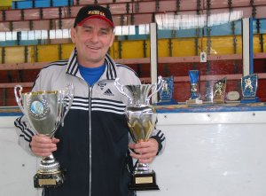 Trenér Jaroslav Vaško dovedl oba své týmy na mezinárodním turnaji ve Francii k prvenství, drží vítězné trofeje a na mantinelu jsou plakety za nejlepší ofenzivu a defenzivu.<br/>
FOTO: LUBOSLAV KAPSA