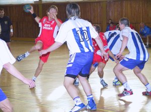 Na domácí palubovce si kopřivničtí házenkáři vybojovali postup do finále. V prvním zápase série je však až v prodloužení a nejtěsnějším poměrem Jičínští porazili.<br/>
FOTO: DAVID MACHÁČEK