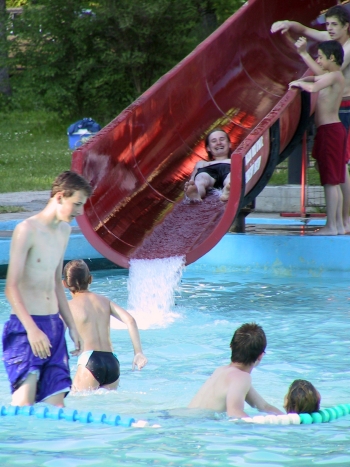 Kopřivnické koupaliště otevřelo své brány v pravou chvíli. Tropická vedra uplynulého víkendu tak řada lidí strávila v jeho bazénech.<br/>
FOTO: DAVID MACHÁČEK