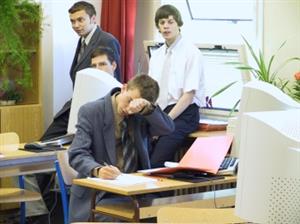 Studenti 4.B. byli jedni z posledních, kteří se na zdejší průmyslovce potili při maturitách. Období závěrečných zkoušek končí v Kopřivnici dnes.<br/>
FOTO: DAVID MACHÁČEK
