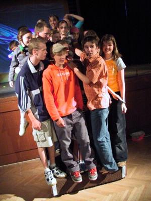 Na druhém ročníku přehlídky volnočasových aktivit Schody se často ke slovu dostávalo i publikum. Tady například šlo o to vměstnat na schody, symbol přehlídky, co nejvíc lidí.<br/>
FOTO: DAVID MACHÁČEK