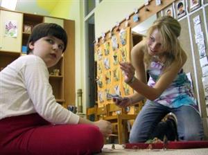 Finalistka soutěže krásy Zuzana Hanzelková v Dětském centru zkoušela také výuku autistické dívky, speciální škole však především předala šek na 30 tisíc korun.<br/>
FOTO: DAVID MACHÁČEK