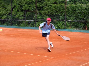 Dorostenecké družstvo tenistů na jaře v oblastním přeboru ještě neprohrálo. Dva vítězné zápasy odehrál proti Zašové i André Herodes.<br/>
FOTO: LUBOSLAV KAPSA