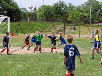 Fotbalový turnaj šesťáků uspořádala na svém hřišti ve spolupráci s FC Kopřivnice ZŠ 17. listopadu. Hráči hráli s velkou chutí a před brankami nebyla nouze o takovéto zajímavé situace.<br/>
FOTO: LUBOSLAV KAPSA
